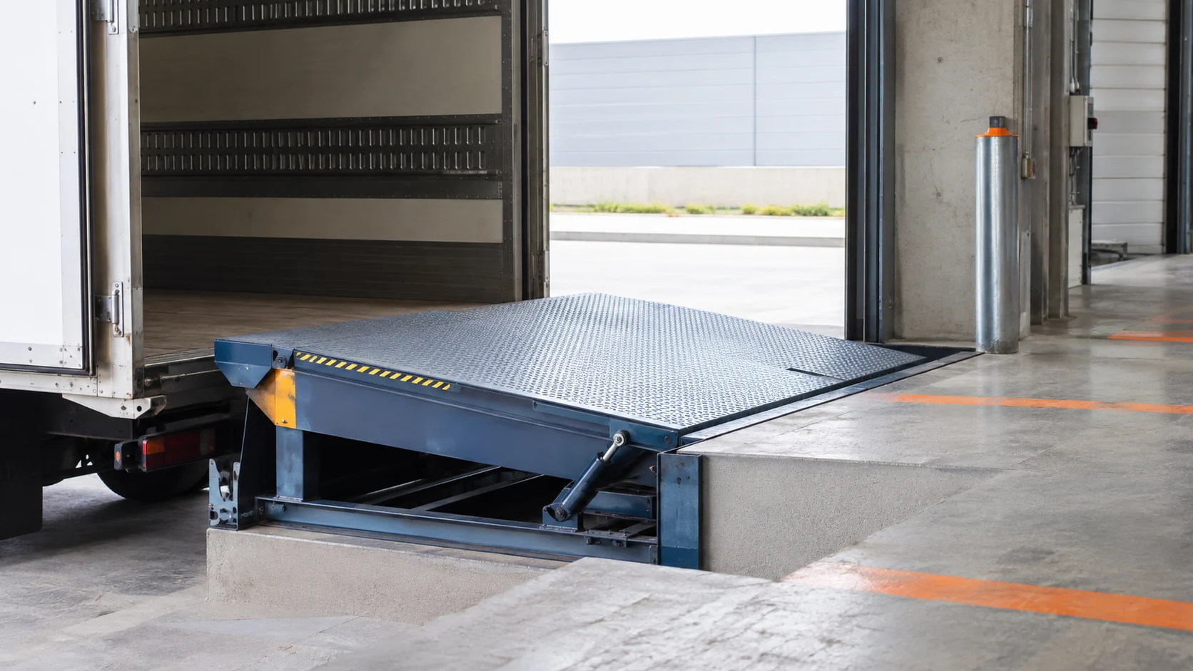Loading dock leveller bridging a warehouse and truck